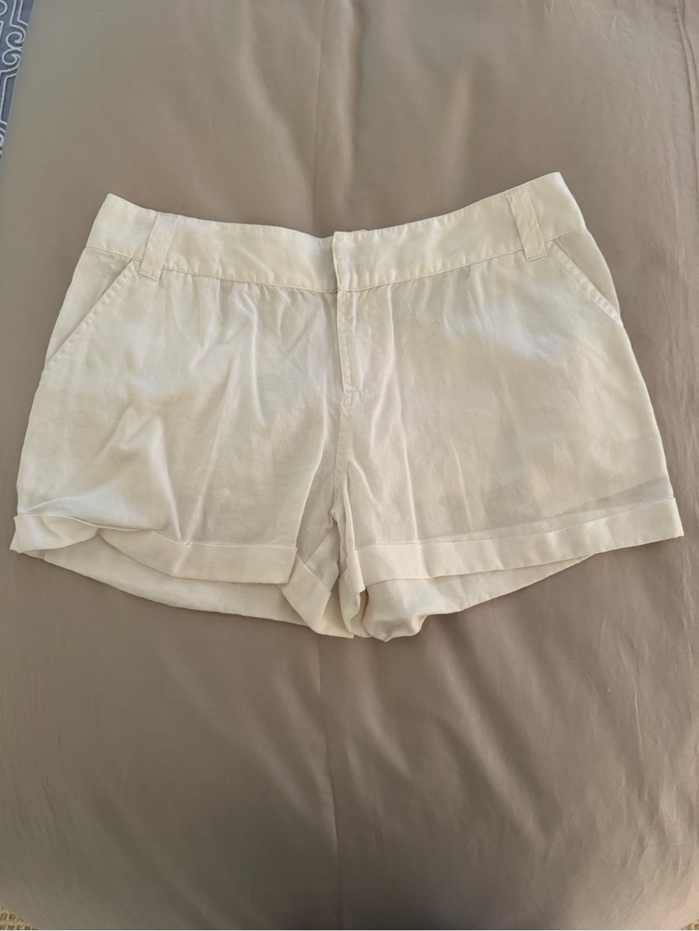 Elizabeth Hurley Cream Tailored Linen Shorts, size M